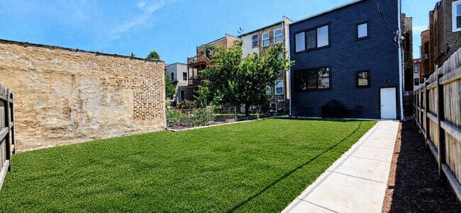 Building Photo - 2230 W Wilson Ave