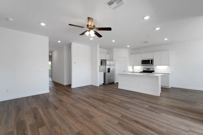 Building Photo - Charming 4BR House in Surprise