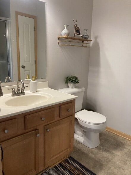 master full bath - 906 SE Crossings Ln