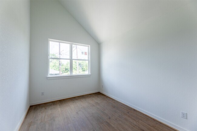Building Photo - 3620 Sauer St