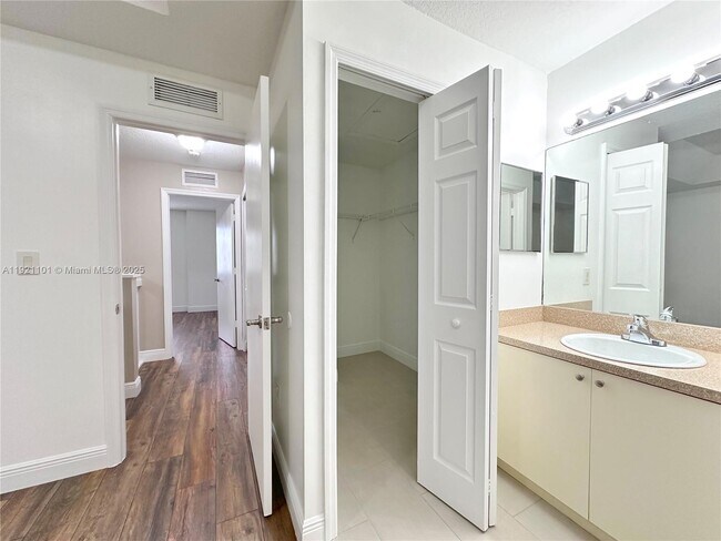 Building Photo - 2905 SE 15th Terrace