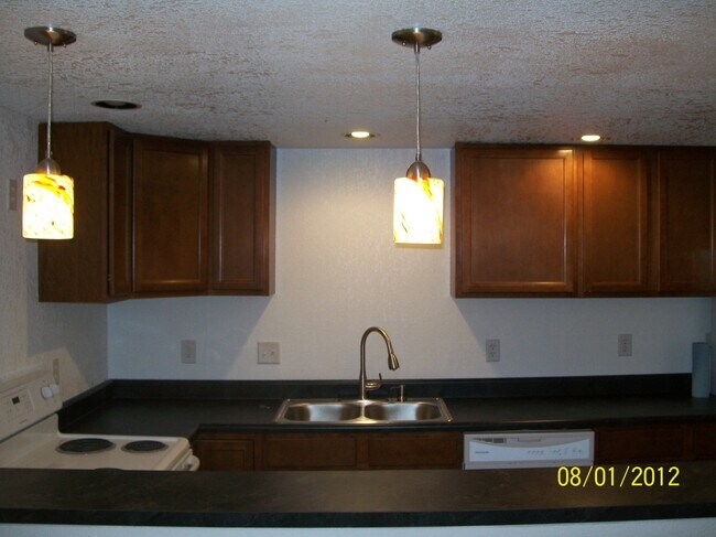 Building Photo - 805 S Osteopathy Ave