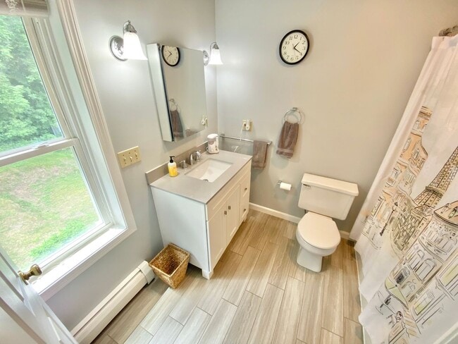 Building Photo - 3 Bedroom Home Colchester Available 8/15th!