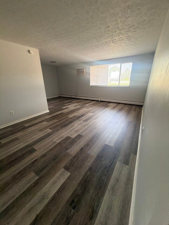 Building Photo - 2 bed 1.5 bath