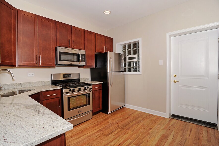 Building Photo - 1804 N Sheffield Ave