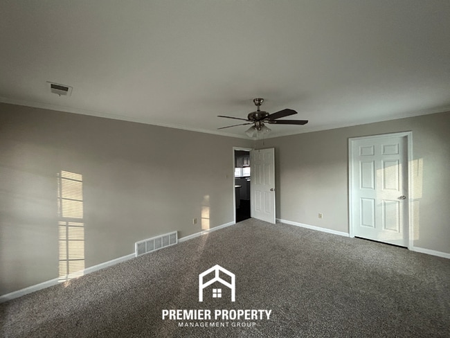 Building Photo - Spacious 3 Bedroom Home for Rent in Memphis | Vaulted Ceilings, Fireplace & Fenced Yard