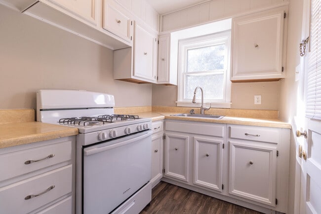 Building Photo - 2807 Flora Dr