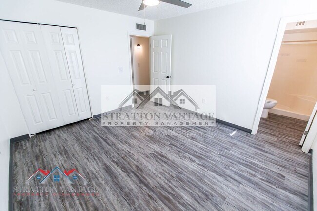 Building Photo - 2526 E Juanita Ave