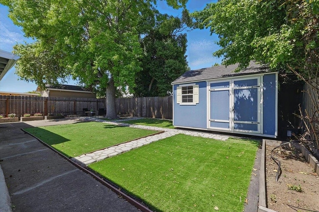 Building Photo - 40446 Davis St
