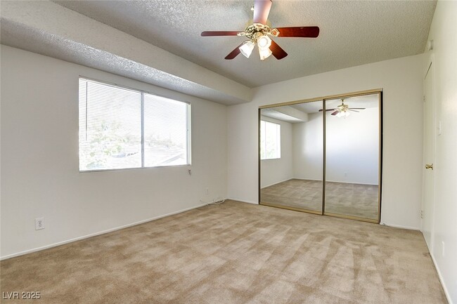 Building Photo - 4958 Larkspur St
