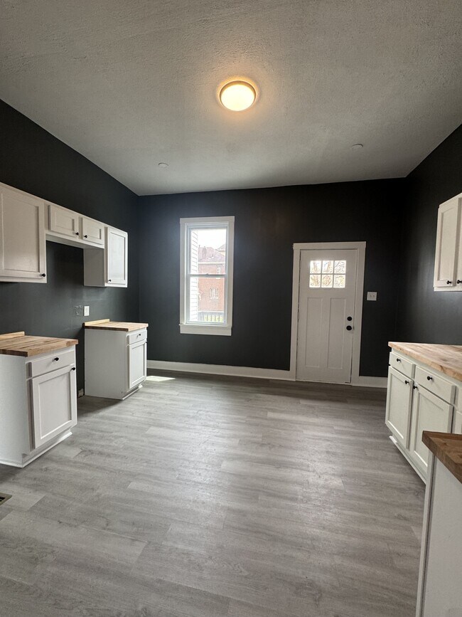 Building Photo - 3200 Brunot Ave