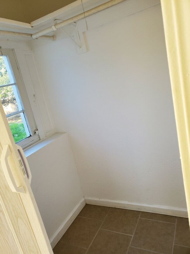 Building Photo - Downtown Charmer