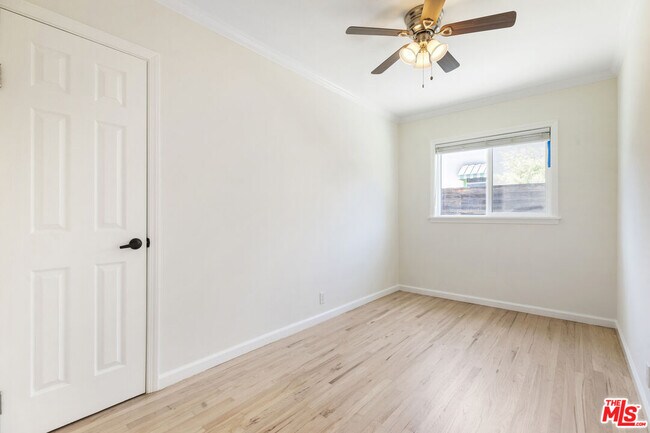 Building Photo - 1720 1/2 N Ave 45