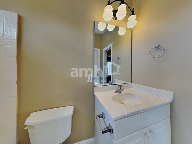 Building Photo - 702 Landing View Dr