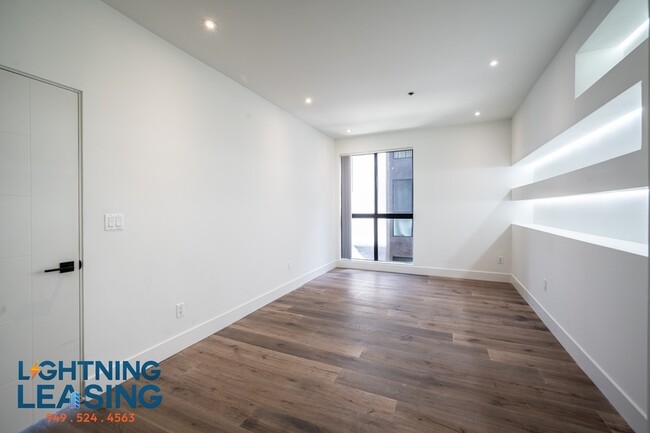 Building Photo - Sleek and Spacious Two-Bedroom with Breath...