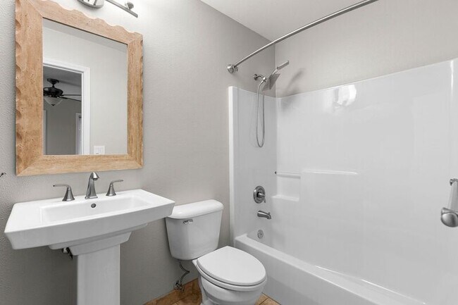 Building Photo - 923 SE 34th Ave