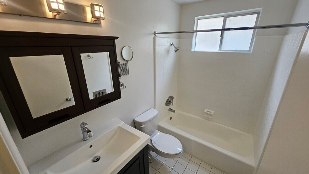 Building Photo - 2130 Beachwood Dr