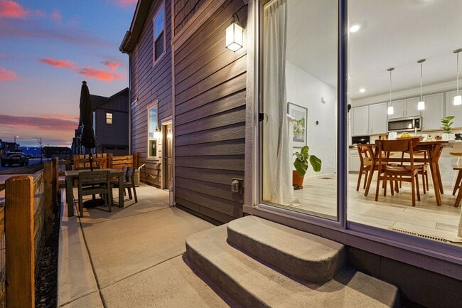 Building Photo - Spacious 3BR/3BA Townhome-Available NOW!