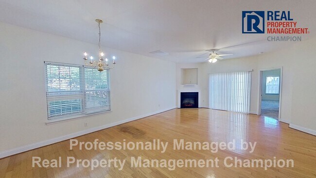 Building Photo - End Unit Condo with Open Floorplan and Spl...