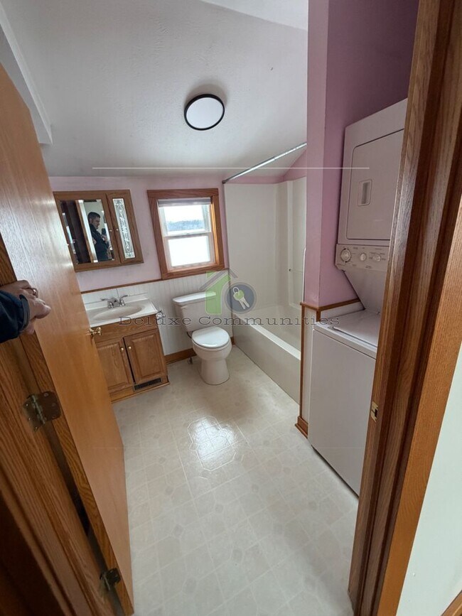 Building Photo - SINGLE FAMILY 2 Bed Available NOW in MARNE!