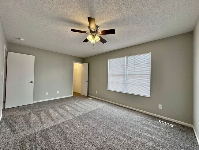 Building Photo - Rand 938 FABULOUS TOWNHOUSE! DON'T MISS TH...