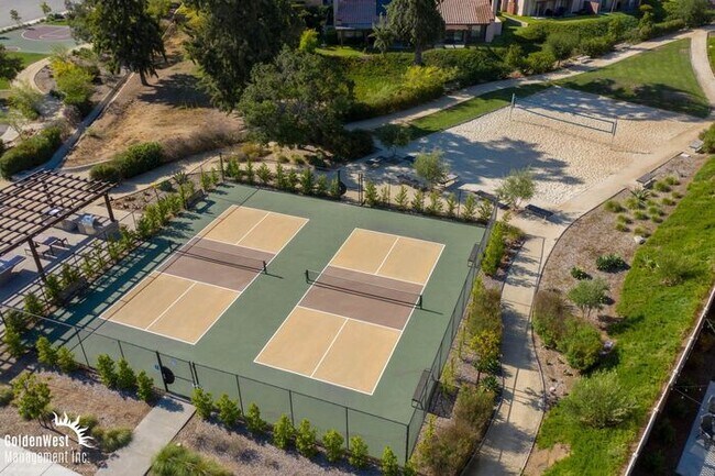 Building Photo - Stunning 5Bdm 3.5Ba Home in Escondido with...