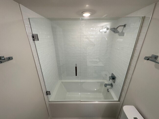 Building Photo - Renovated 2 Bed, 2 Bath Condo in Lakeside Community of Lake Maitland Terrace!!