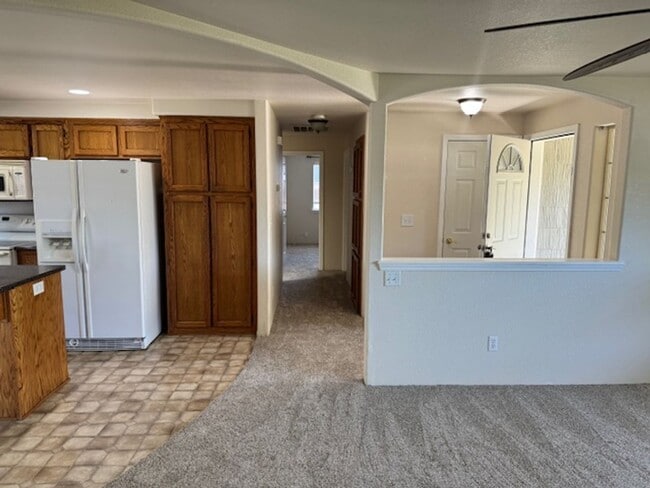 Building Photo - SPACIOUS 3 BEDROOM/ 2 BATH HOME WITH RV/BO...