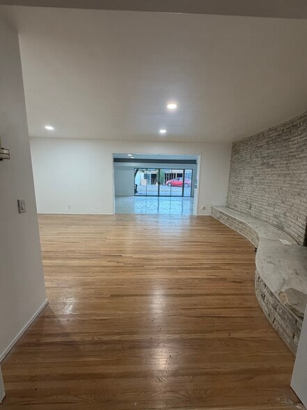 Building Photo - 9826 Columbus Ave