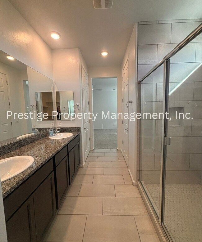 Building Photo - Beautiful 2/2 2-Story West Side Home With ...