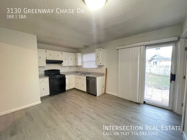 Building Photo - 3130 Greenway Chase Dr