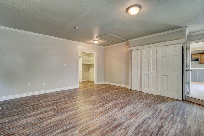 Building Photo - Nice 4 Bed 1.5 Baths Located near Tinker Diagonal