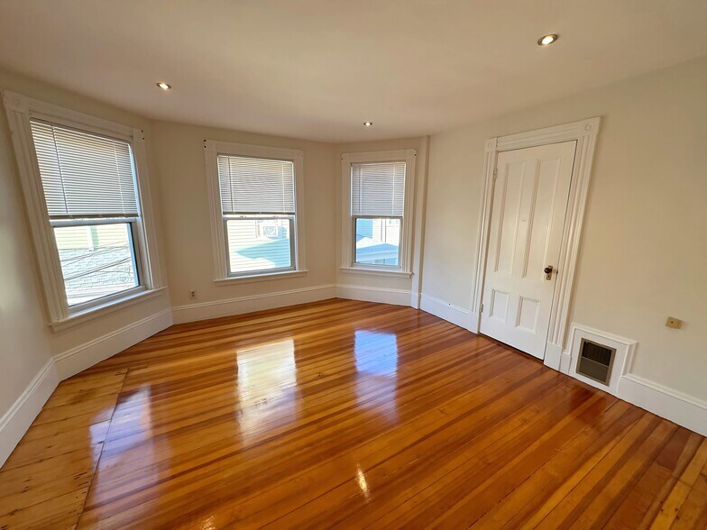 Building Photo - 26 Upham St