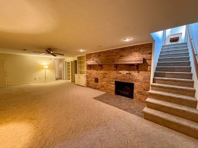Building Photo - 221 Grandview Dr