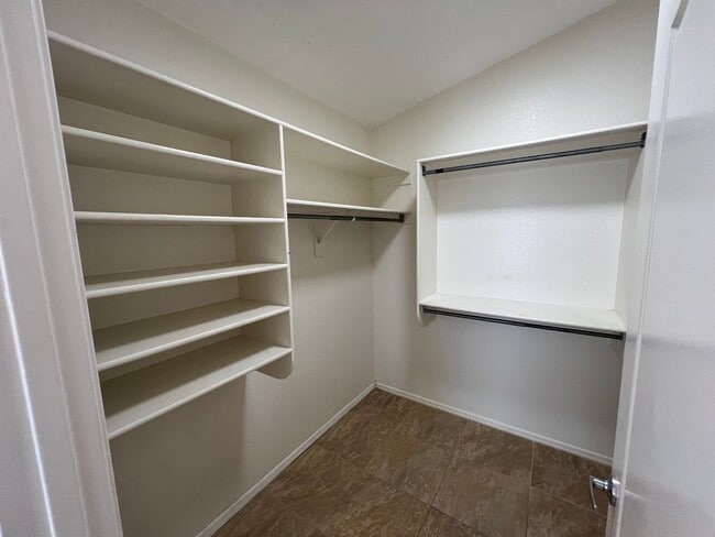 Building Photo - EXCELLENT Location!! This house is a three bedroom & two full baths