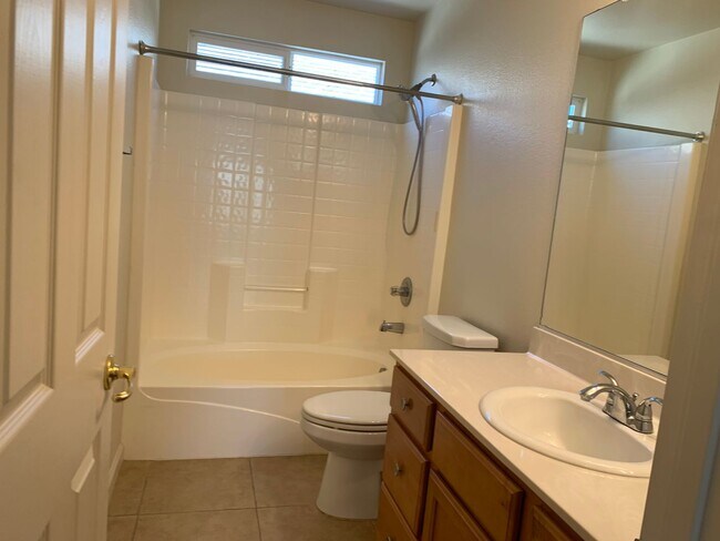 Building Photo - Spacious 4 bedroom 2.5 Bathroom Gold River...