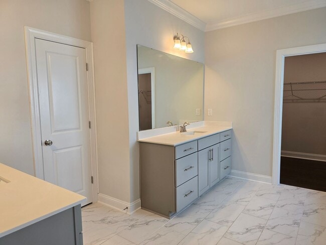 Building Photo - 4 spacious bedrooms and 3 full bathrooms a...