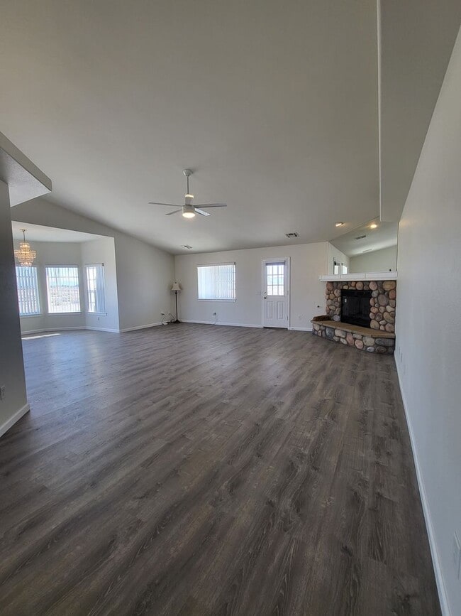 Building Photo - GOLDEN SPRINGS RANCH U8 - W. Betty Avenue