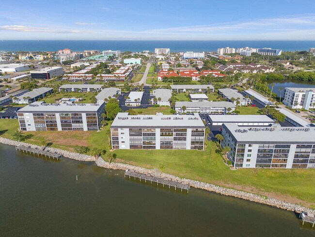 Building Photo - Four Seasons River Front Condo