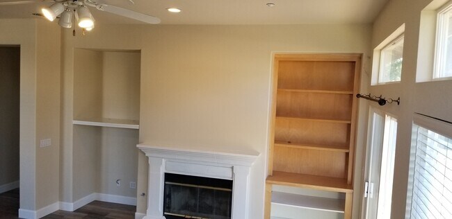 Building Photo - Beautiful spacious 3 Bedroom, 3 Bath home ...