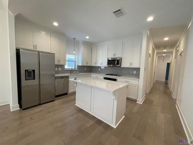 Building Photo - 3 Bedroom With a Bonus Room In Central School District!