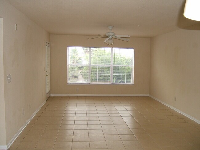 Building Photo - Spacious 1B/1B Unfurnished Condo near Beach in the Heart of Destin!
