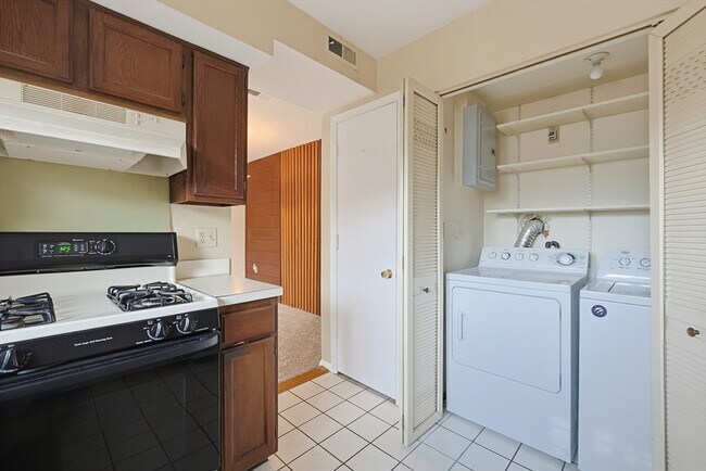 Building Photo - 52 Rosewood Dr