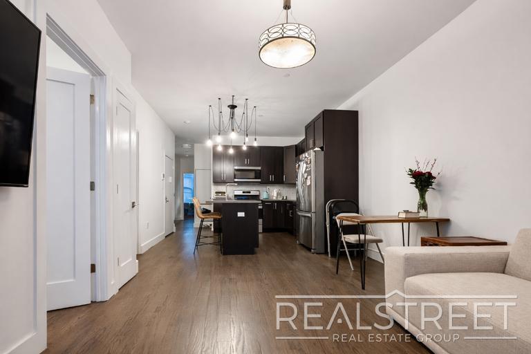 Building Photo - Crown Heights 2BR/2BA w/ In-Unit Laundry