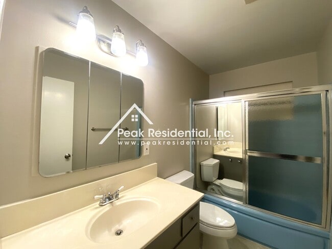 Building Photo - Charming 3 bd/2 ba Orangevale Home with RV...