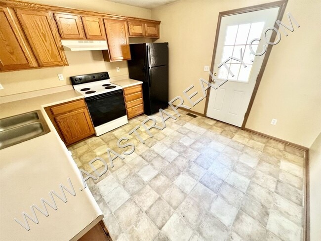 Building Photo - Spacious Gardner Duplex-Available in NOVEM...