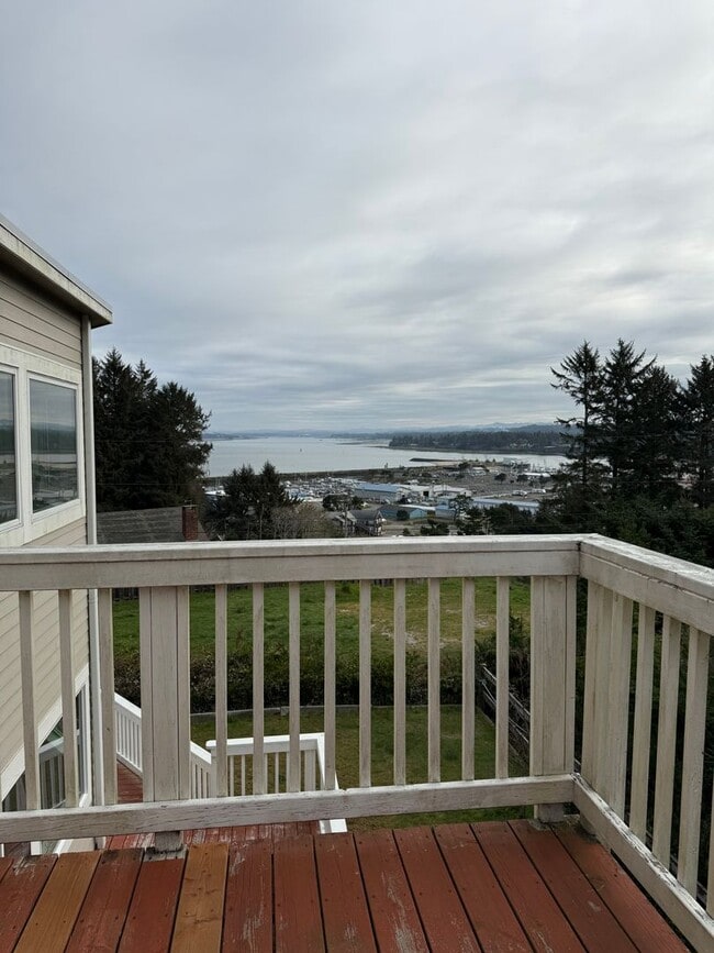 Building Photo - Stunning Bay View Retreat – 2 Bed / 2 Bath