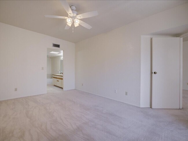 Building Photo - Near the Rillito Walk Path - 3 Bed, 2 Bath with Community Pool!