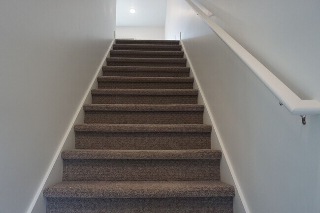 Building Photo - Layton Townhome 3 Bed 2.5 Bath