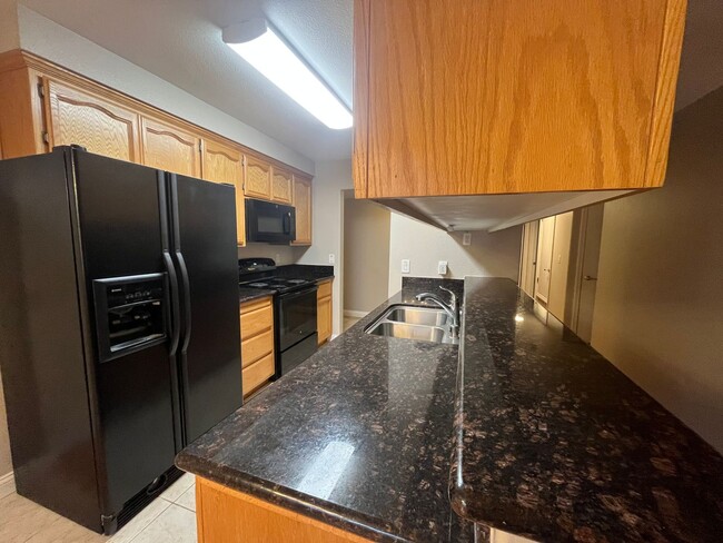 Building Photo - 3bed 2bath available in Rosemont! Pet frie...